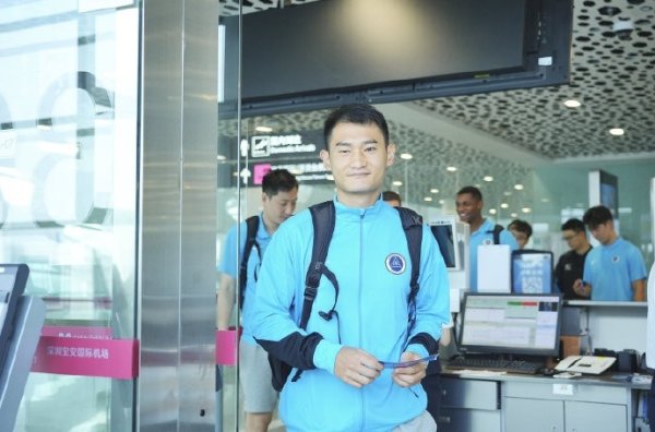 球队出发赶赴郑州✈ 客战河南蓄势待发💪