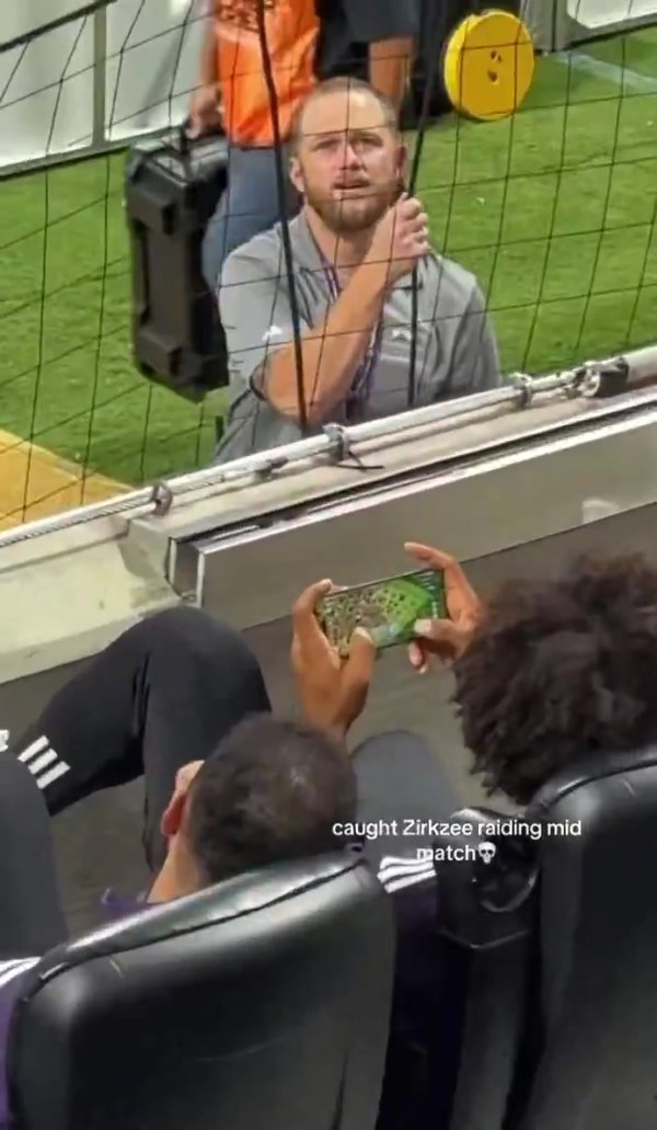 场上场下都精彩！曼联前卫都尔克泽在对阵埃弗顿赛前玩部落恣意