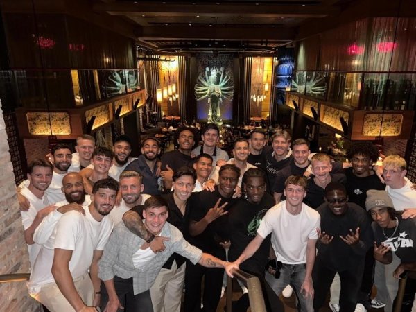 爽快！马奎尔晒图庆祝球队夺得英超夏日赛冠军