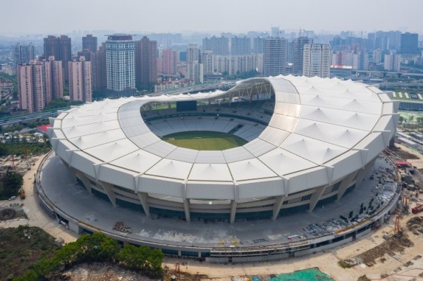 东体：一位颠倒嘉宾将在上海德比前领唱国歌，球迷准备了高大tifo