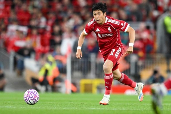 险翻车！斯洛特让远藤航客串右后卫，球迷吐槽：差点毁了这场比赛