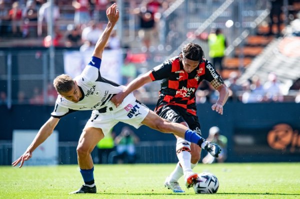 记者：在洛里昂4-0雷恩比赛前，客队向主队借蓝色球袜才得以参赛