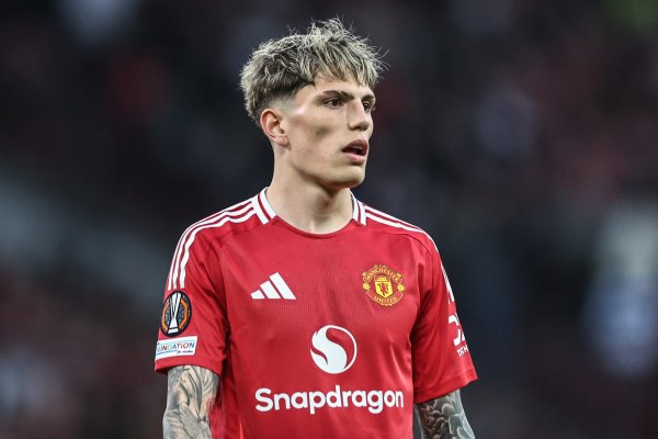 球迷就加纳乔转会停滞嘲谑罗马诺，后者修起：等着瞧吧