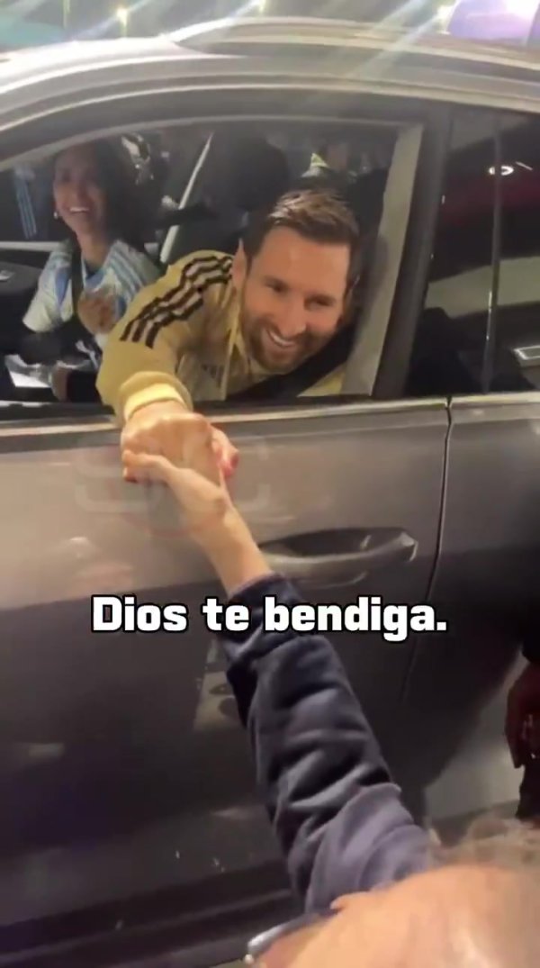 听说见听说！梅西赛后离场与阿根廷歌手查理-加西亚亲切持手