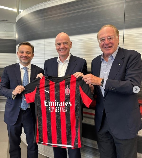 外洋足联主席因凡蒂诺探员米兰总部，并与米兰高层合影