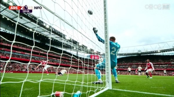 爆杆！约克雷斯与马杜埃凯禁区内和解，随后爆射击中立柱
