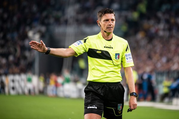 裁判崇拜东说念主罗基：恩昆库倒地初度斗殴是点球，VAR强行带领主裁判