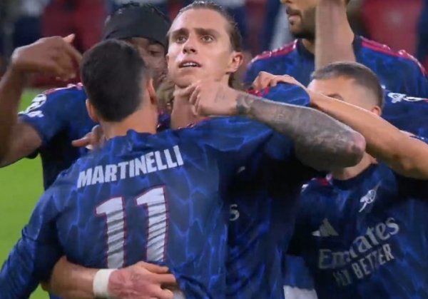 氛围太棒了👀马丁内利破门后，卡拉菲奥里狂指他球衣名顽抗品评