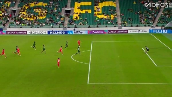 后防形同虚设！河内2过1后前场变成三打一场面，但随后扣门偏出