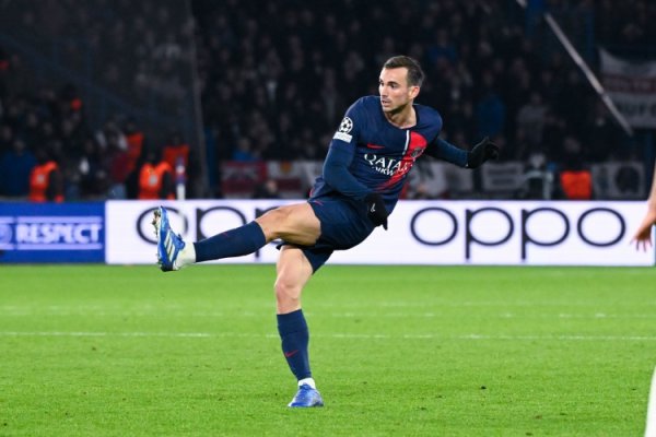 法媒：面临马赛球迷寻衅，鲁伊斯与门德斯用展示队徽的举动回报