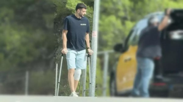 刚给与膝盖手术！霍安-加西亚被拍到拄拐现身巴萨基地