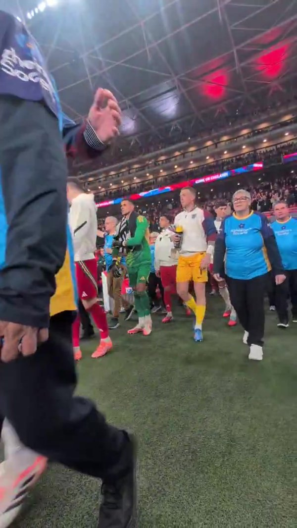 赞！英格兰vs威尔士由死板症患者随同球员入场，下半场穿无名球衣