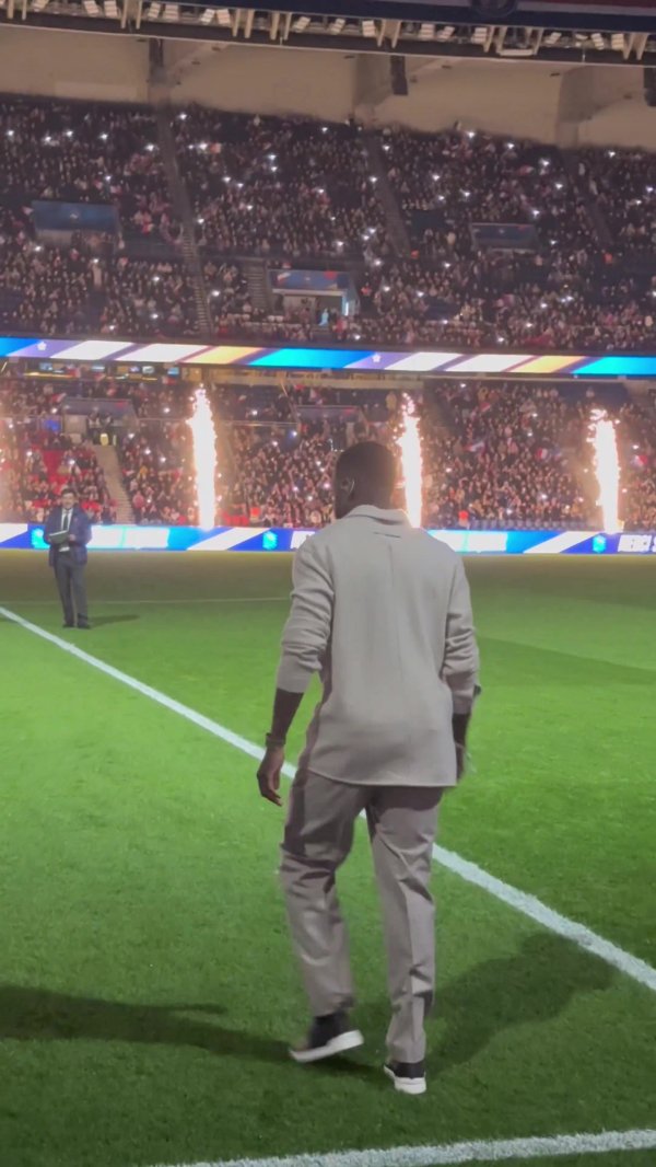 致意功勋！记者：法国足协为乌姆蒂蒂举办退役庆典