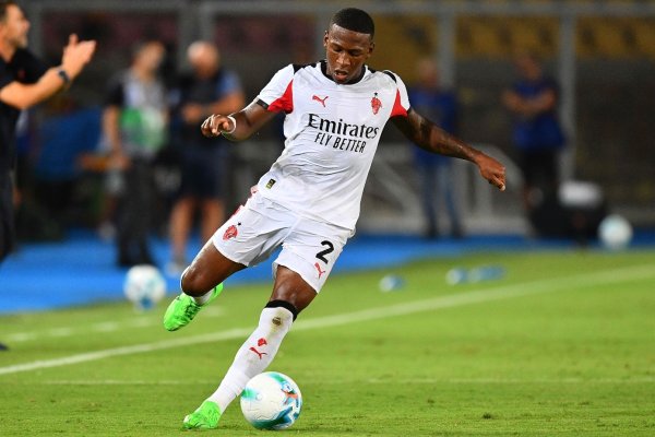 意媒：米兰左后卫埃斯图皮尼何在国度队脚踝受伤，将领受伤势评估