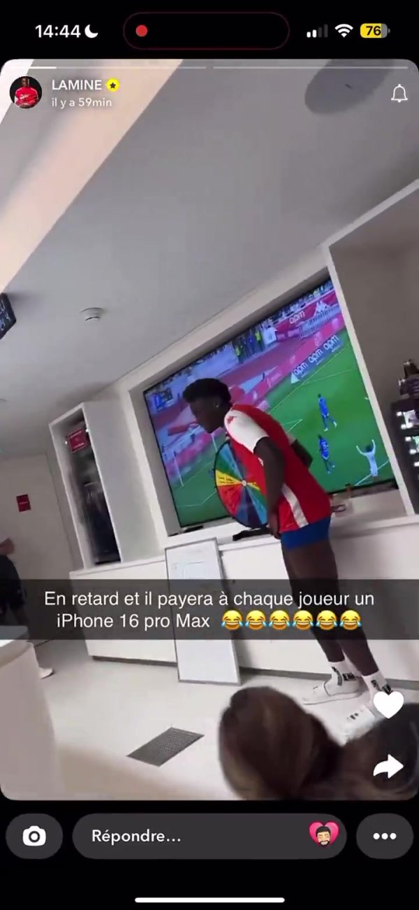 队友乐疯了😂马维萨因迟到被刑事拖累摇大转盘，要送每东说念主一台iPhone