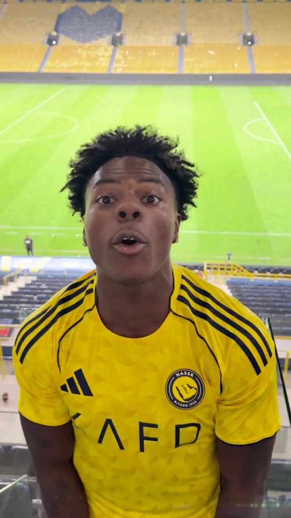 网红speed现场不雅看利雅得顺利比赛，赛后与C罗互动全部庆祝