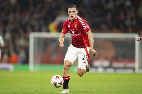 记者：加拉塔萨雷特意曼联中场乌加特，已将其列入冬窗引援名单