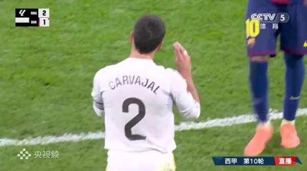 卡瓦哈尔先冲亚马尔作念手势，亚马尔伸手与他捏手，捏手拥抱后开吵