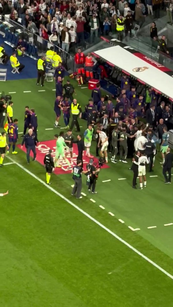 皇马球迷高喊‘p**a Barca’短长巴萨，赫伊森暗示球迷们再高声点