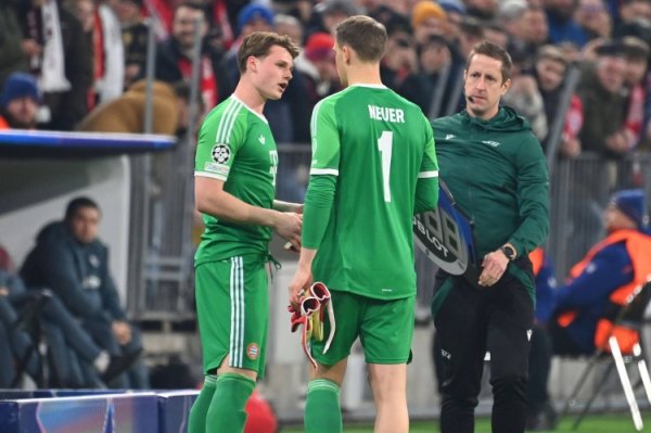 记者：拜仁主力当天在室内历练，17岁后腰兰贝初度参与合练