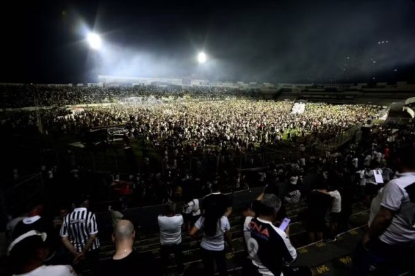 庞特普雷塔夺建队125年首个世界冠军，球迷冲场导致受奖典礼推迟