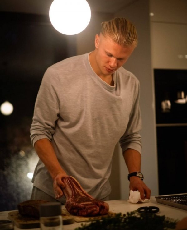 哈兰德在家使用红外线理疗促进血液轮回，本东谈主是吃货&烹调注释者