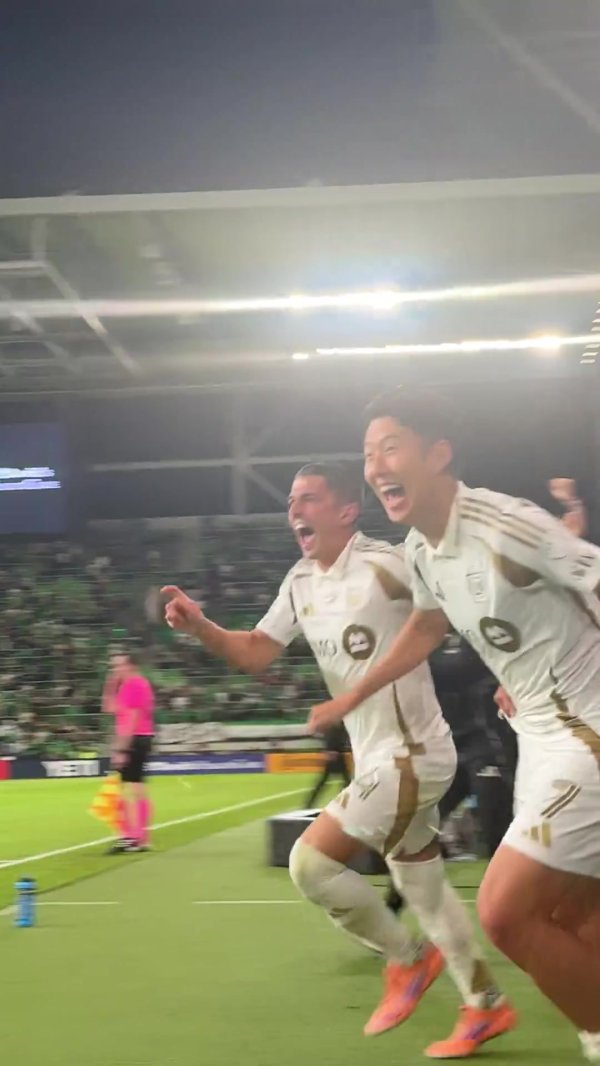 晋级下一轮！孙兴慜冲入场内与队友沿路庆祝