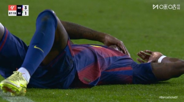拉什福德干扰中与对方球员相撞横祸倒地，裁判莫得暗示