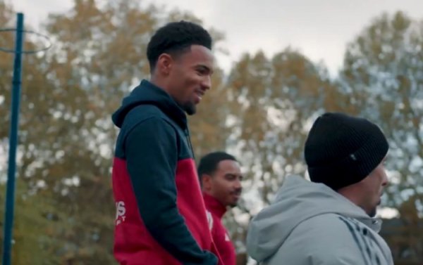 足球生活运行的方位❤️恩瓦内里回小学母校，与孩子们互动