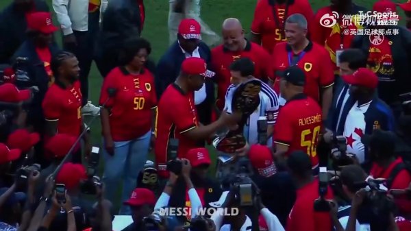 梅西赛前将球衣赠予安哥拉总统，总统回赠他一座纪念奖杯