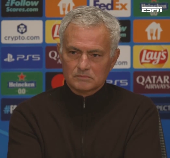 品评球员是否回首更衣室不悦？穆帅回怼：你父亲一直对你很好吗？