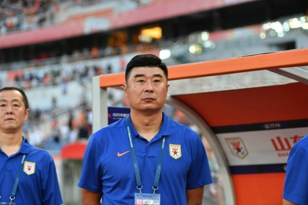 鲁媒：当今阐发韩鹏是泰山老成主帅为时过早，若请外教得分秒必争