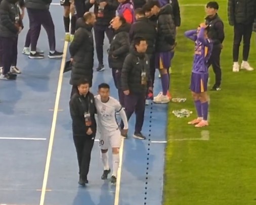 惺惺惜惺惺！于汉超赛后成心赶赴敌手替补席，与于根伟拥抱致意