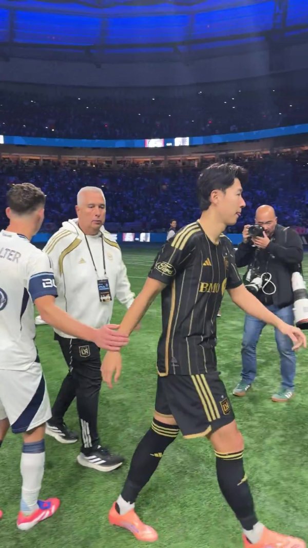 展现风韵👏孙兴慜赛后祈福温哥华球员：去拿下冠军！