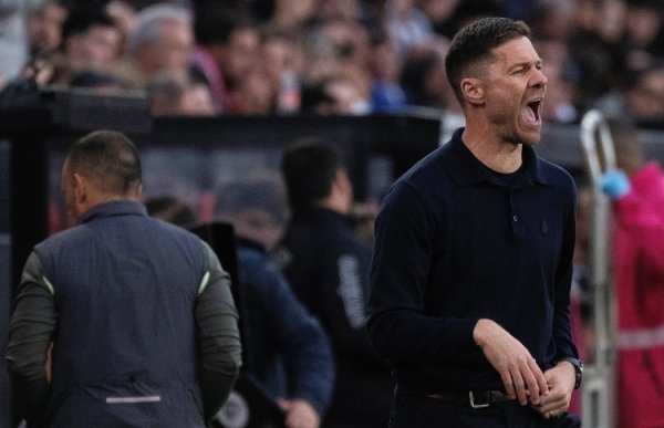 要谐和一致！皇马球迷在磨砺基地外挂口号接济主帅阿隆索