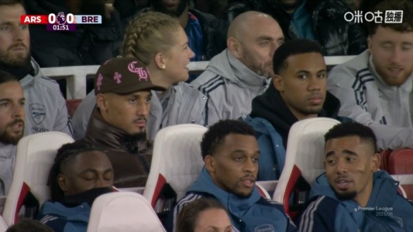 还在养伤！萨利巴、加布里埃尔身穿失业服在替补席不雅战